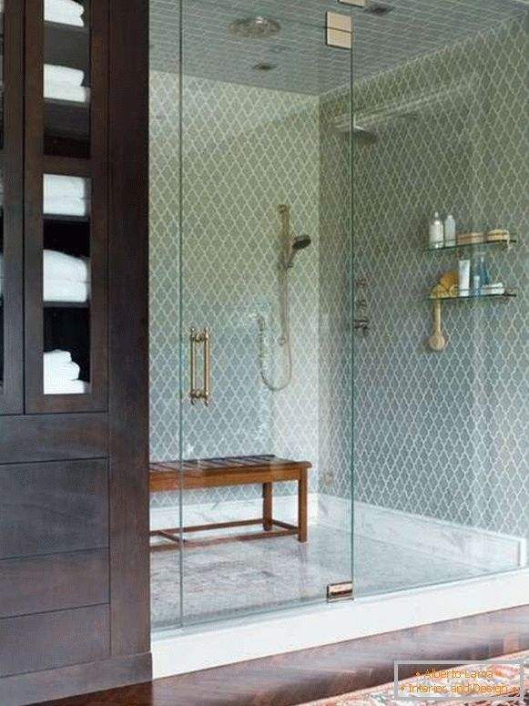 Una hermosa puerta de vidrio para una ducha en un nicho con una valla