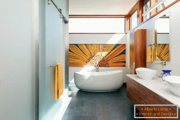 Diseño de interiores de baño con puertas corredizas de vidrio