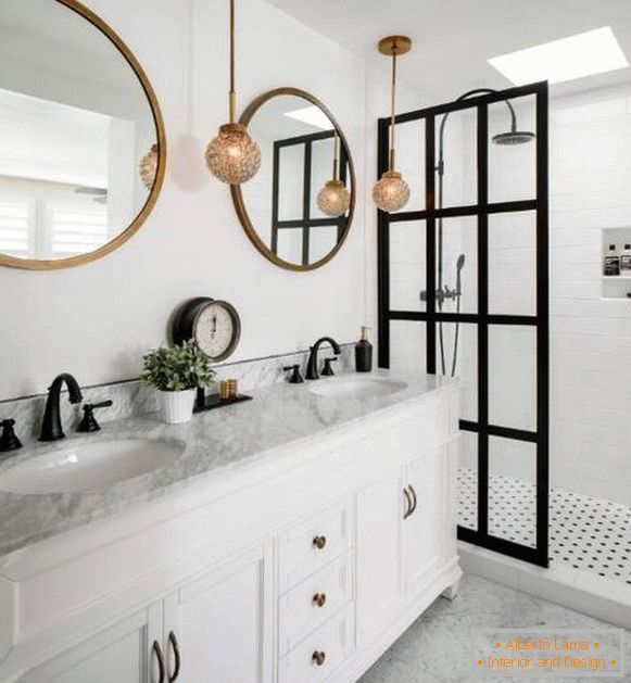 Diseño elegante de un baño con puertas de ducha de vidrio