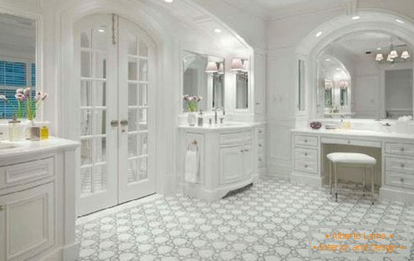 Puertas de vidrio para baño en marco de madera blanca