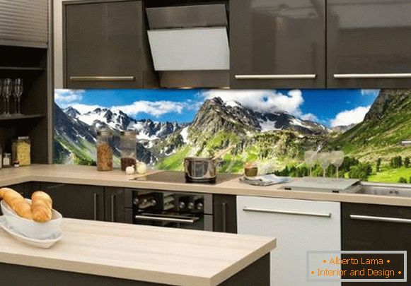 Delantal de vidrio para la cocina con un paisaje - foto en el interior