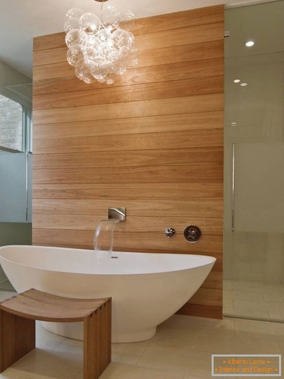 panel de madera en el baño