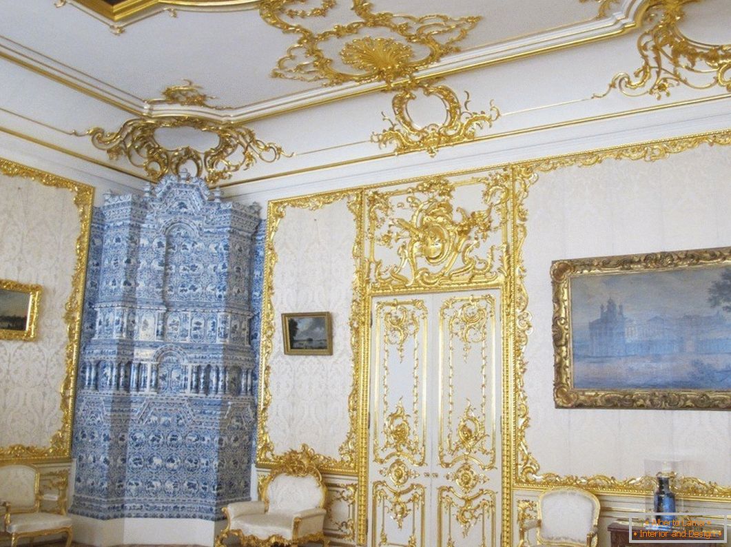 Interior blanco de la habitación con patrones de oro