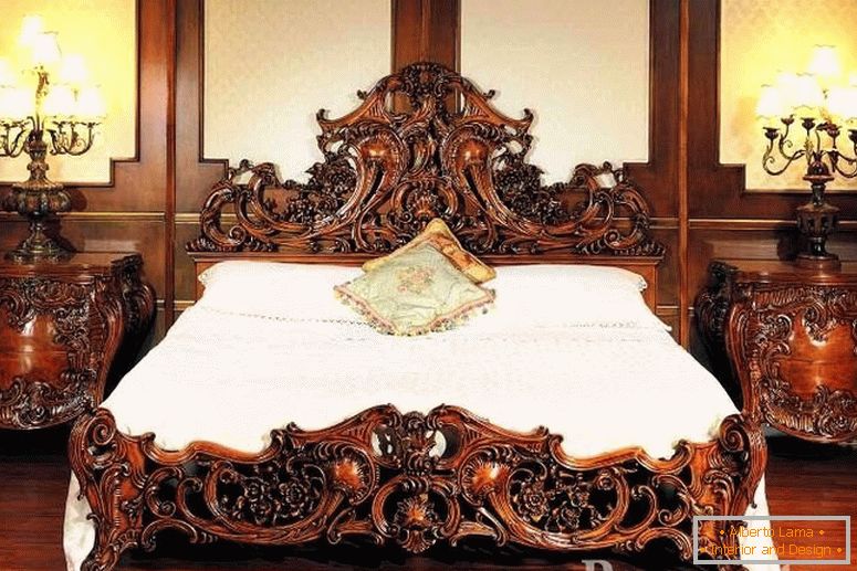 Mesitas de noche de madera y una cama con motivos tallados