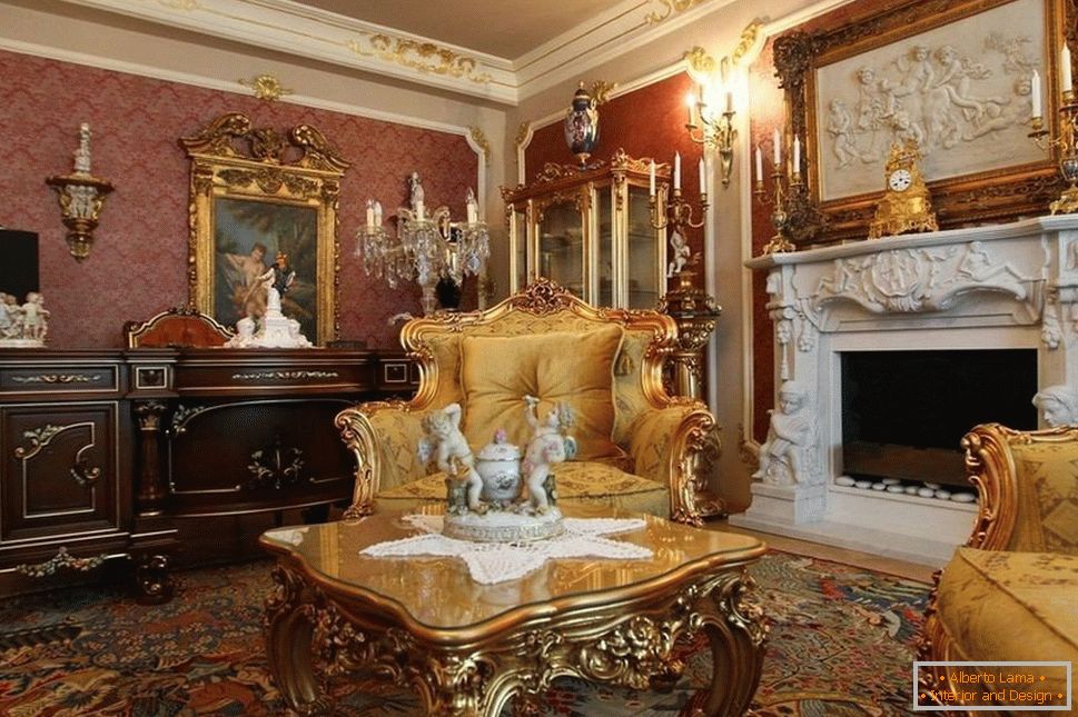 Salón con muebles y una decoración de color dorado