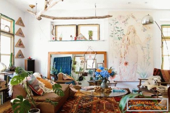 El diseño de la sala de estar en el estilo de boho chic en el interior