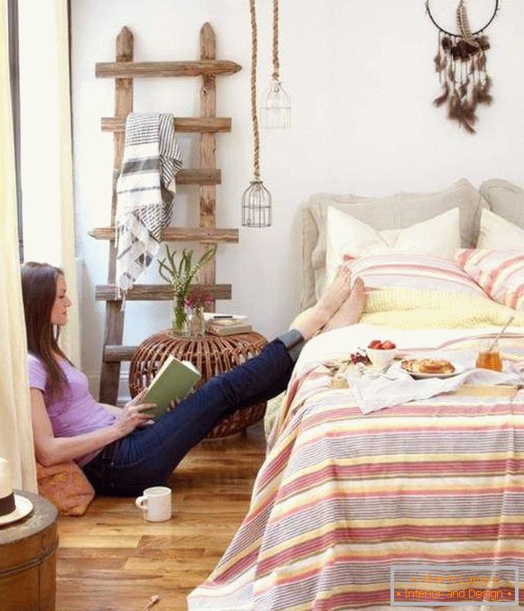 Estilo bohemio en el interior de un dormitorio moderno