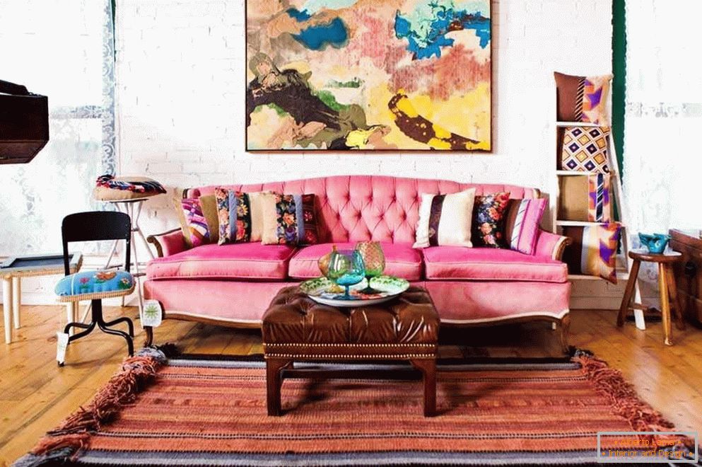 Una imagen inusual sobre el sofá