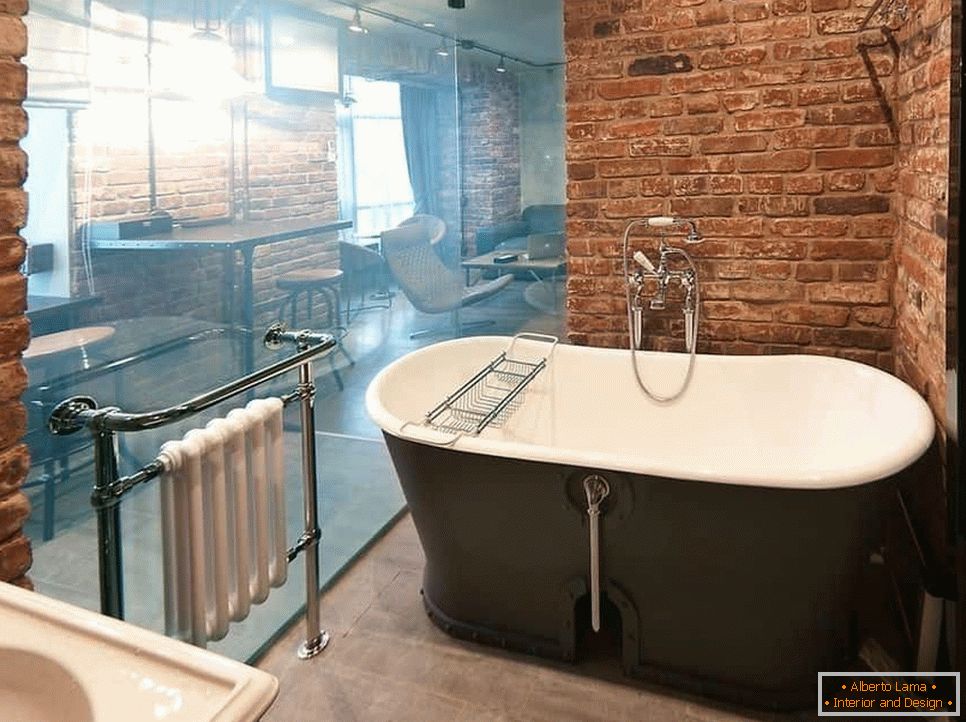 Lujoso baño con una pared de vidrio en estilo grunge
