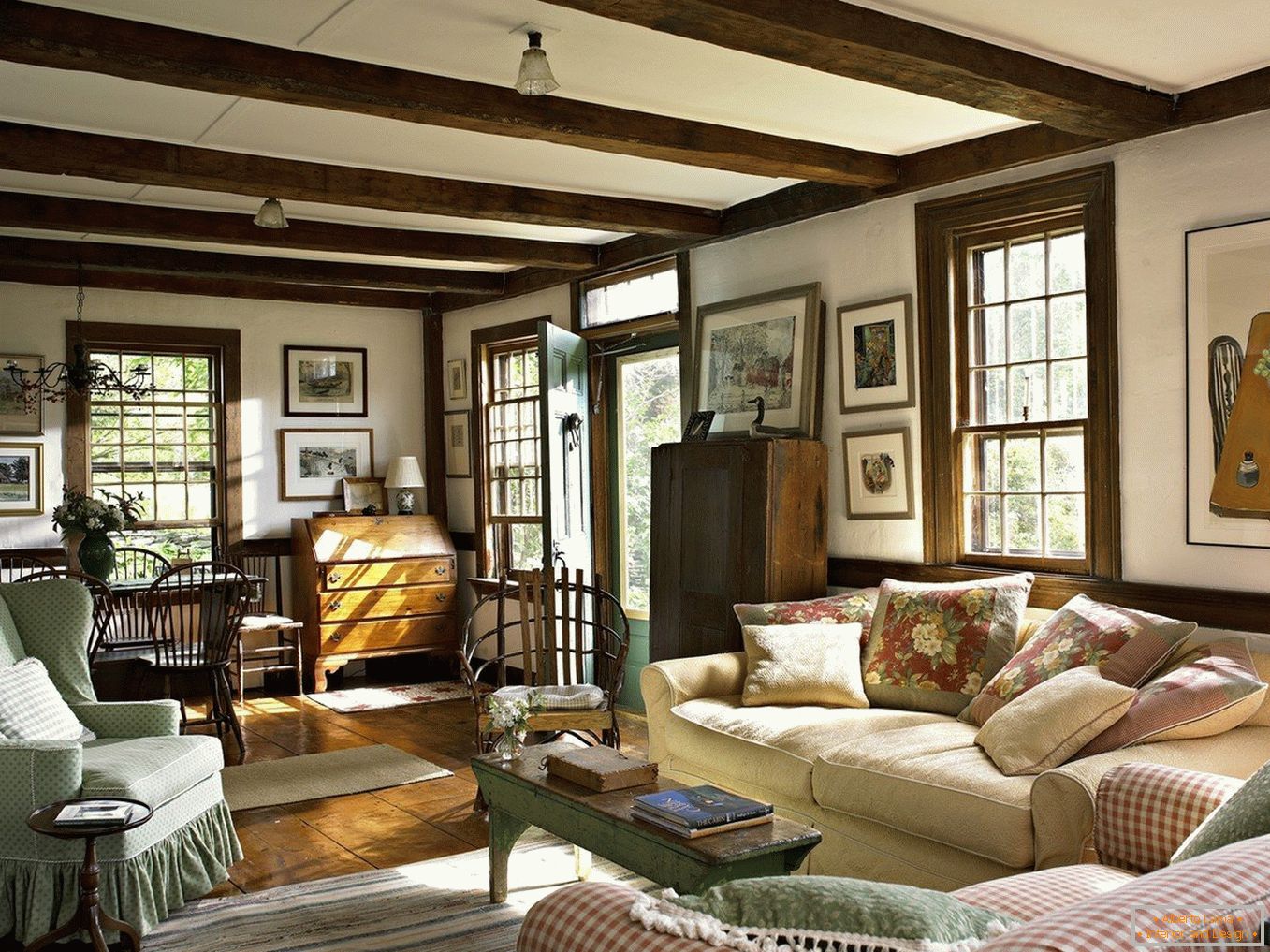 Interior brillante con decoración de madera