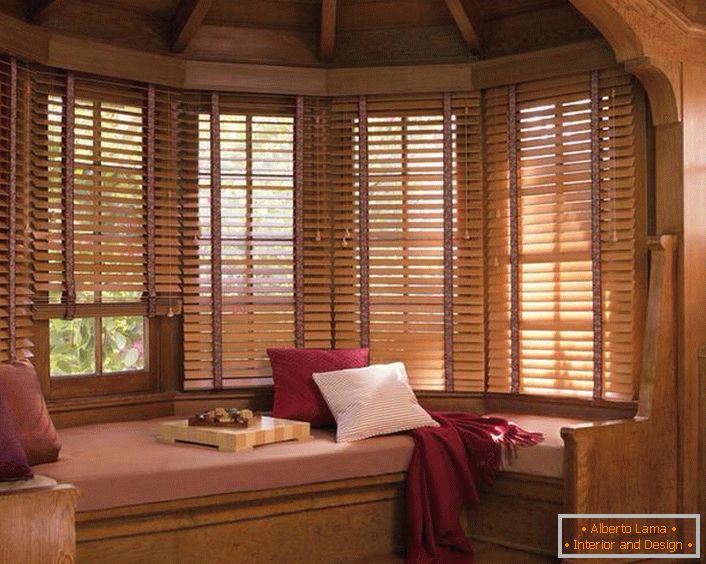 Las persianas de madera en las ventanas crean una atmósfera de calidez rural y comodidad.
