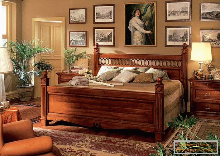 Muebles macizos de madera perfectamente combinados para un dormitorio de estilo barroco.