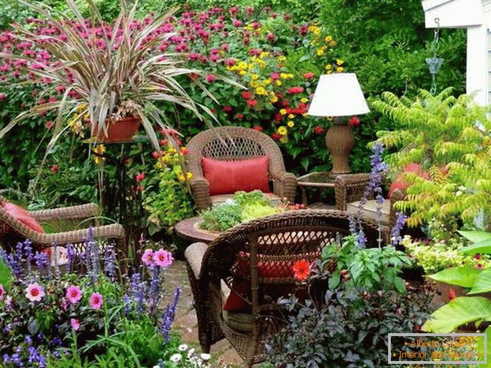 Área de recreación en el jardín en el estilo rural: una gran oportunidad para relajarse en la naturaleza.