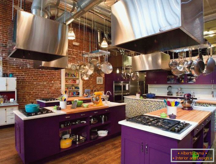 El juego de cocina es de color púrpura brillante, una solución inusual para el estilo loft.