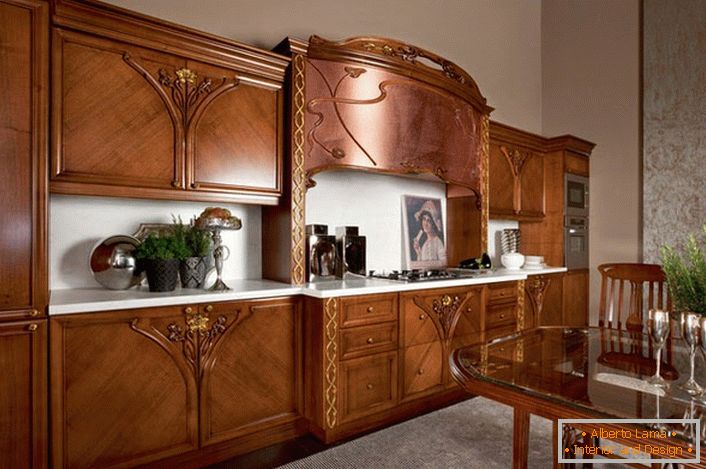 Un magnífico ejemplo de una cocina en el estilo Art Nouveau. Los muebles hechos de madera natural hacen que el interior sea atractivo y exquisito.