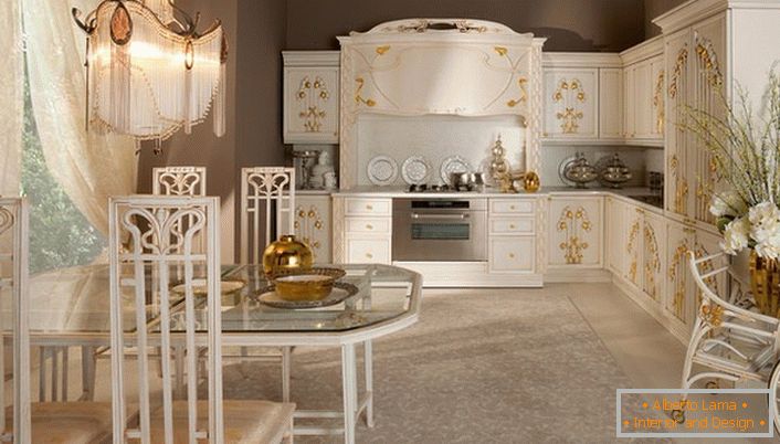 Un detalle notable en el diseño de la cocina en el estilo Art Nouveau fueron los elementos dorados de la decoración. La luz suave y amortiguada hace que la situación sea cálida para la familia.