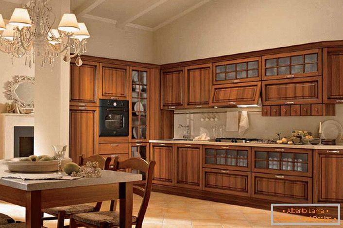 La cocina para la cocina en el estilo Liberty está hecha de madera natural, que es uno de los requisitos básicos del concepto estilístico. 