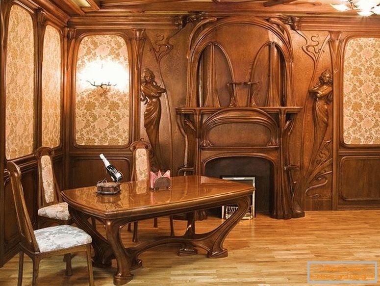 Interior de madera con mesa y sillas