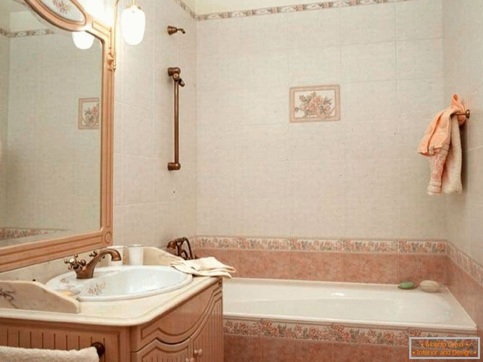 Cuarto de baño con azulejos rosas