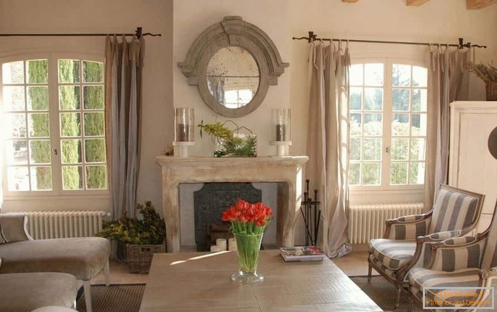 Sala de estar con ventanas francesas y chimenea