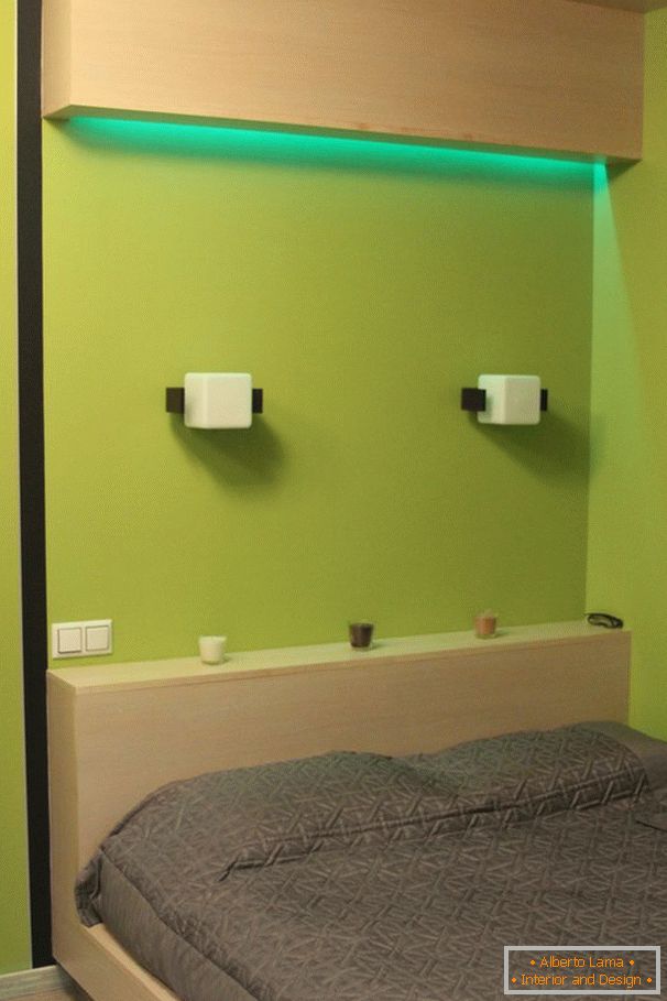 Luz verde sobre la cama en el dormitorio