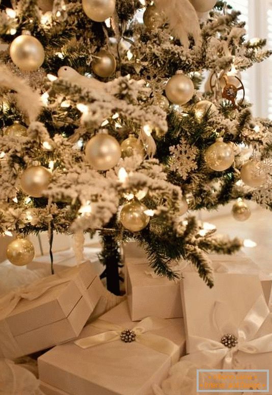 Árbol de Navidad en blanco decoraciones