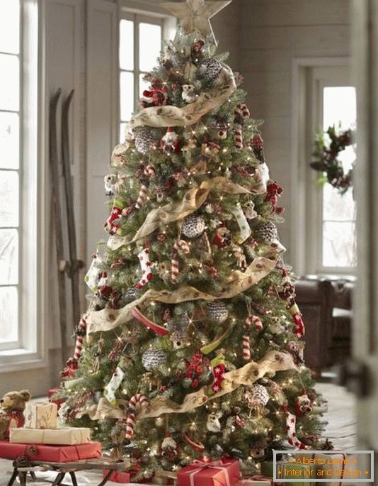 Árbol de Navidad con adorables decoraciones