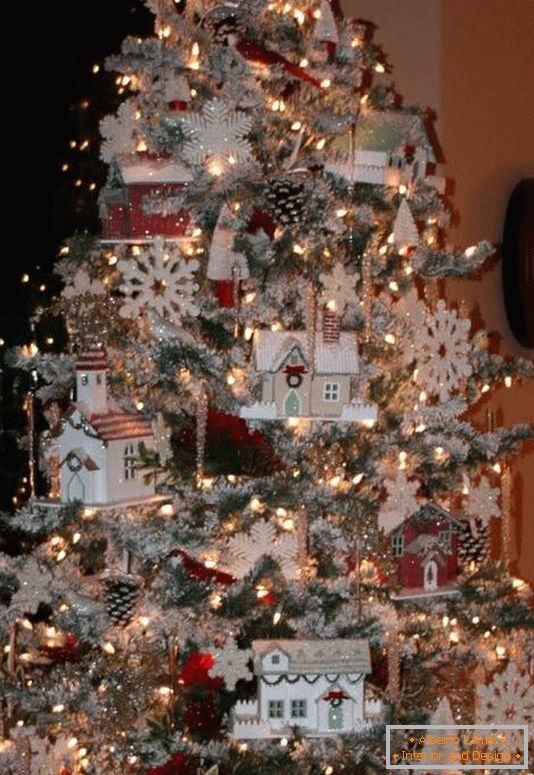 Árbol de Navidad con casas de juguete