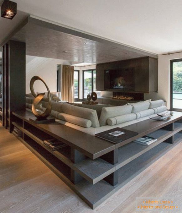 Diseño elegante de una gran sala de estar con estantes