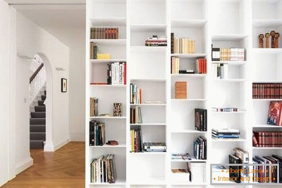 Librería blanca integrada en la pared