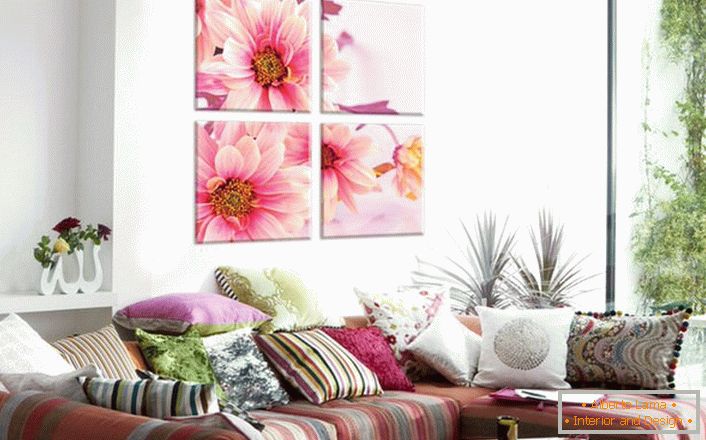 Cada vez más a menudo los propietarios de las viviendas eligen el diseño interior de la imagen con un estampado floral. Pétalos suavemente rosados ​​hacen que la atmósfera en la habitación sea romántica y fácil. 