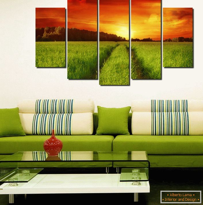 Pinturas modulares cuidadosamente seleccionadas para un interior individual. El campo verde, por así decirlo, continúa el sofá, igualado al tono.