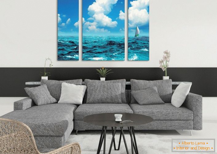 Las pinturas modulares con la imagen del mar hacen que la situación en el salón sea ligera y emocionante en verano. 