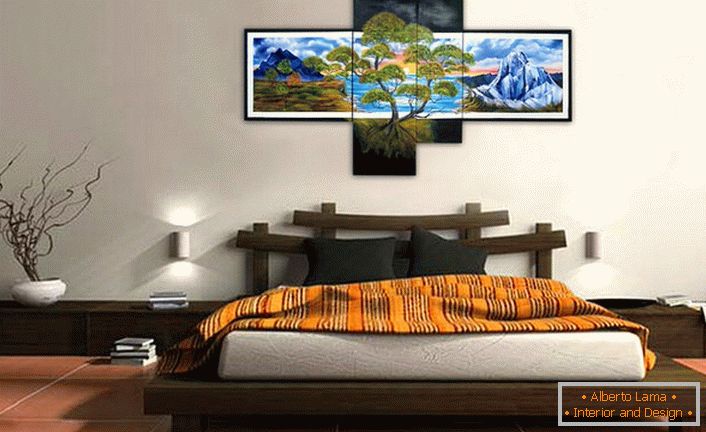 La habitación de estilo oriental está decorada con pinturas modulares que pesan sobre la cabecera de la cama.