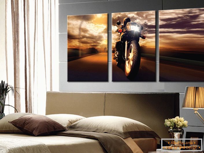 El dormitorio del joven soltero está decorado con una pintura modular, en la que se representa a un motociclista.