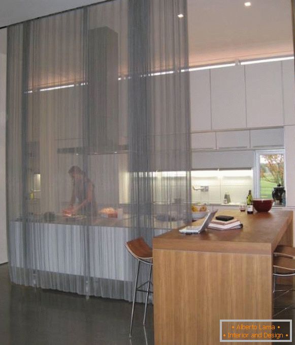 Cortinas transparentes en el interior de la cocina photo