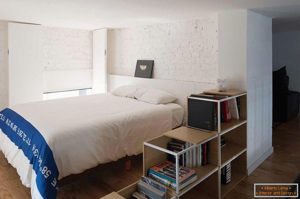 Dormitorio en un pequeño apartamento de una habitación