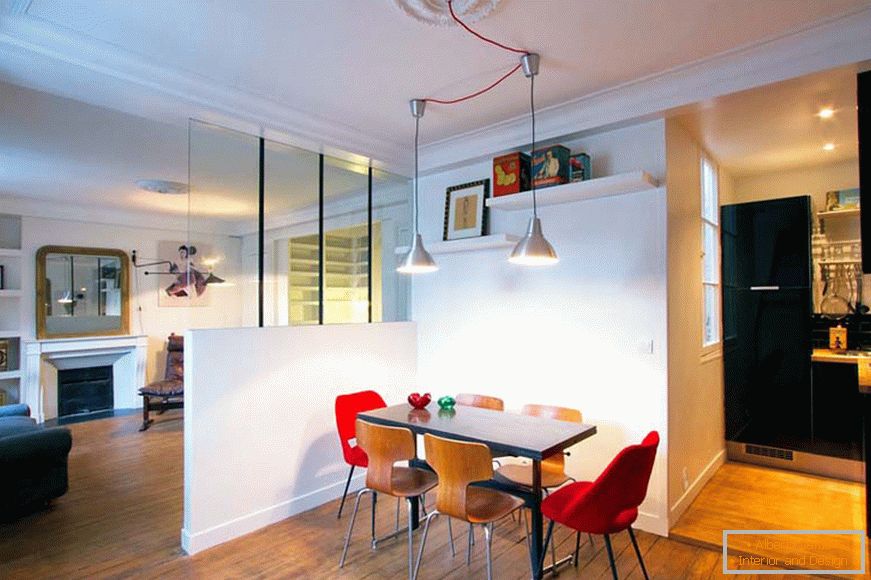 Comedor detrás de una partición en un pequeño apartamento en París