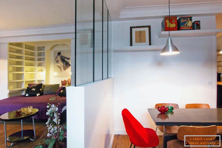 Partición entre el comedor y la sala de estar de un pequeño estudio en París
