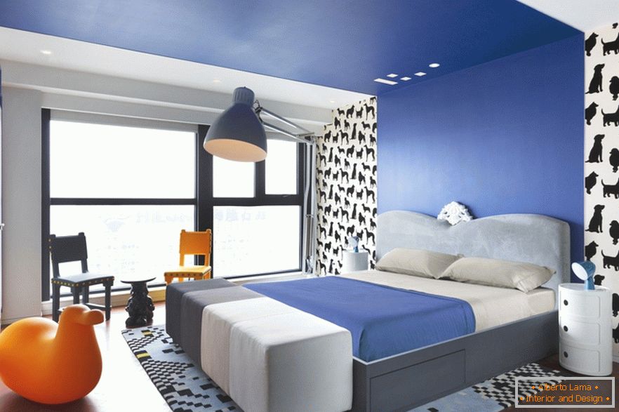 Dormitorio azul de un elegante apartamento en Beijing