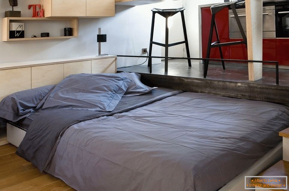 Una cama doble en una habitación pequeña