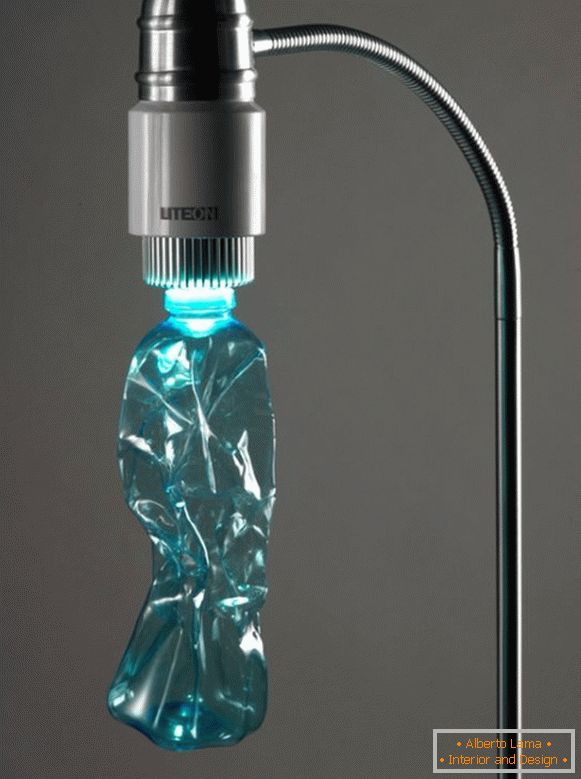 Lámpara original de una botella de plástico