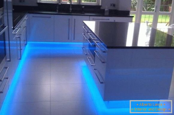Iluminación de piso LED en la cocina