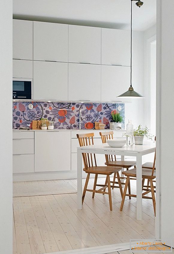 Interior de la cocina en estilo escandinavo con balcón