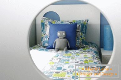 Una cama en una pequeña guardería para un niño