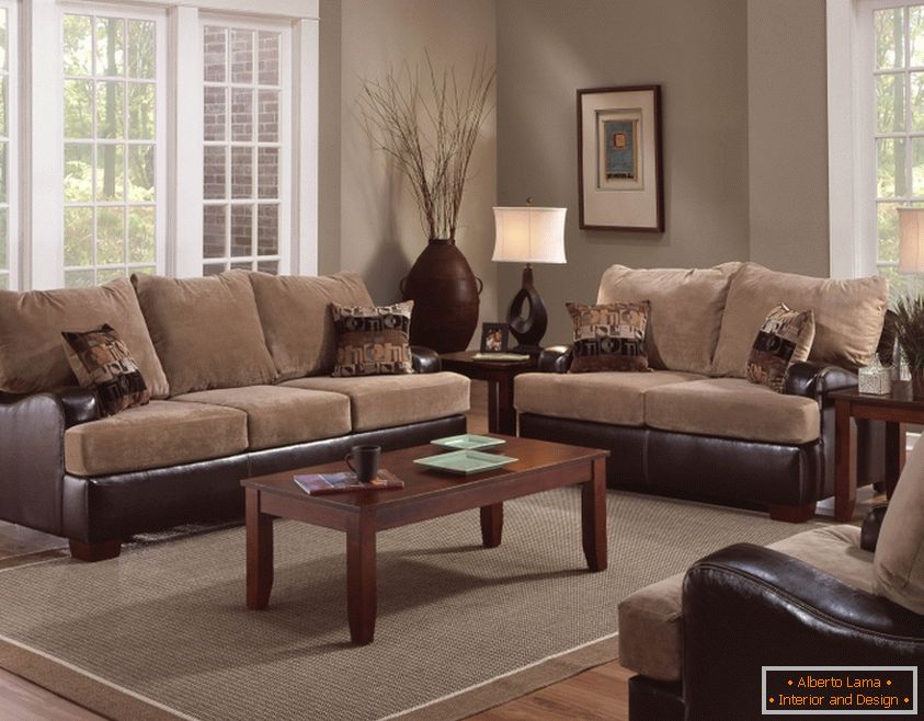 Muebles tapizados en tonos marrones en la sala de estar