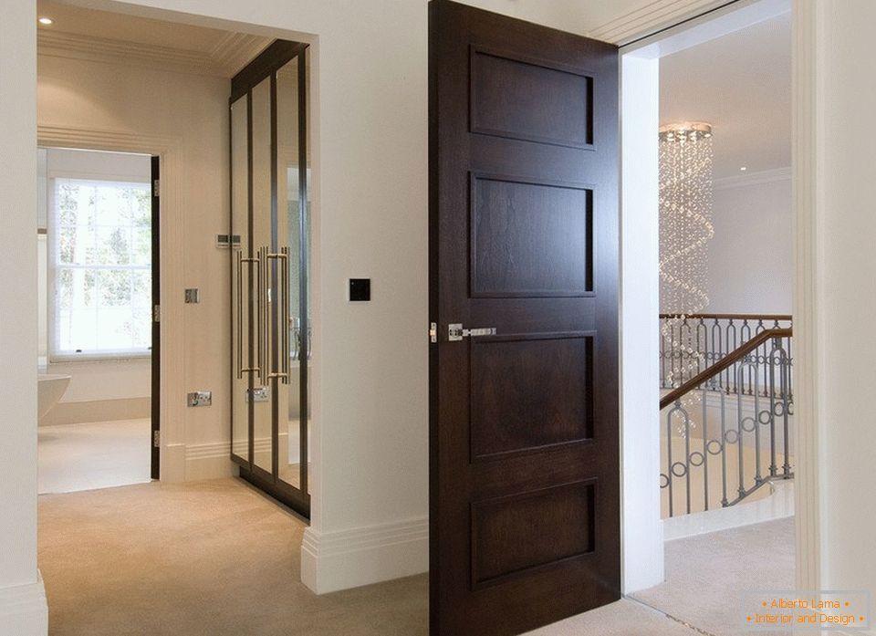 Una simple puerta de madera a la habitación