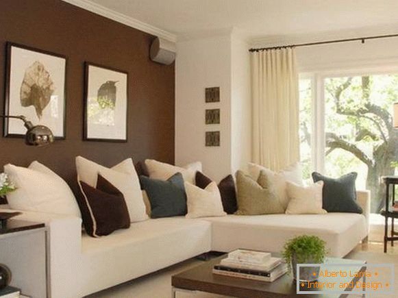 Paredes de color marrón oscuro en el diseño de la sala de estar con un sofá blanco