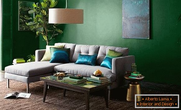 Papel pintado verde oscuro para paredes y un sofá claro