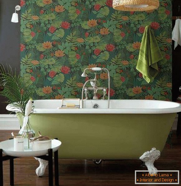 Papel pintado oscuro para las paredes en el interior del baño - fotos en tonos verdes
